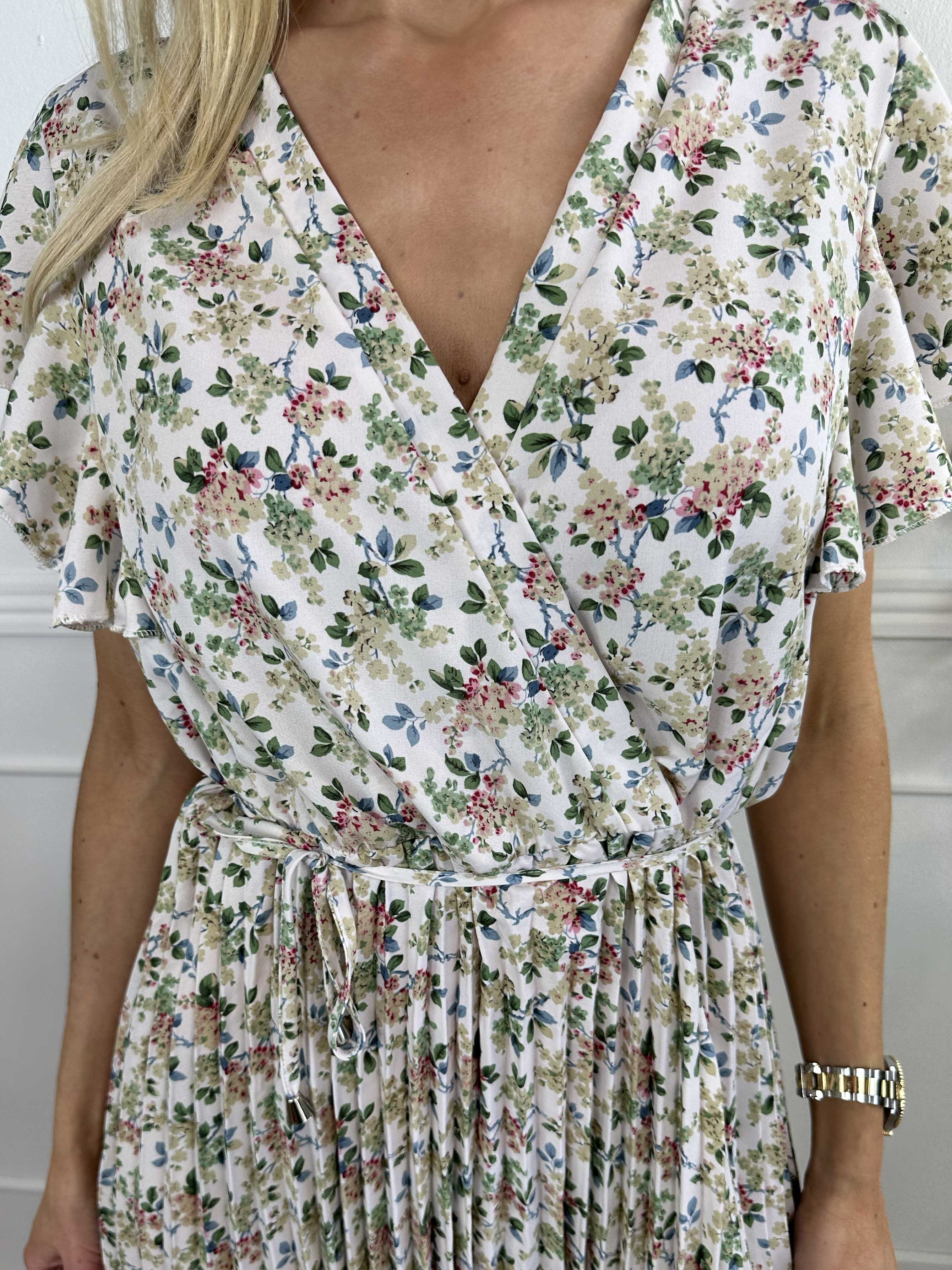 Callidora - Kjole i blomsterprint med plisseringer og flæser